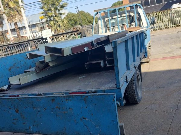 Camión chico de RutaFirme cargado con perfiles de acero